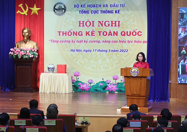 Tổng cục trưởng TCTK Nguyễn Thị Hương trình bày tại Hội nghị