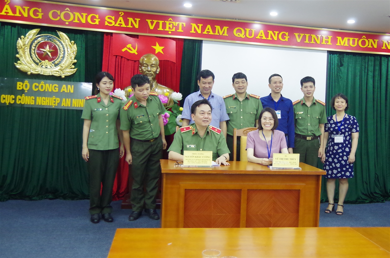 Đại diện BCĐ TĐT Bộ Công an và đại diện BCĐ TĐT kinh tế Trung ương  ký biên bản nghiệm thu kết quả TĐT