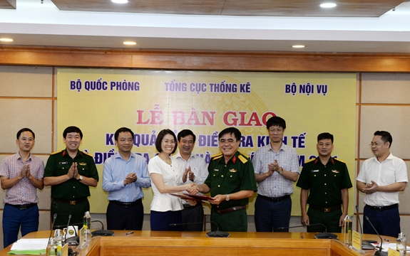 Đại diện BCD TĐT kinh tế Bộ Quốc phòng bàn giao kết quả cho BCĐ TĐT kinh tế Trung ương